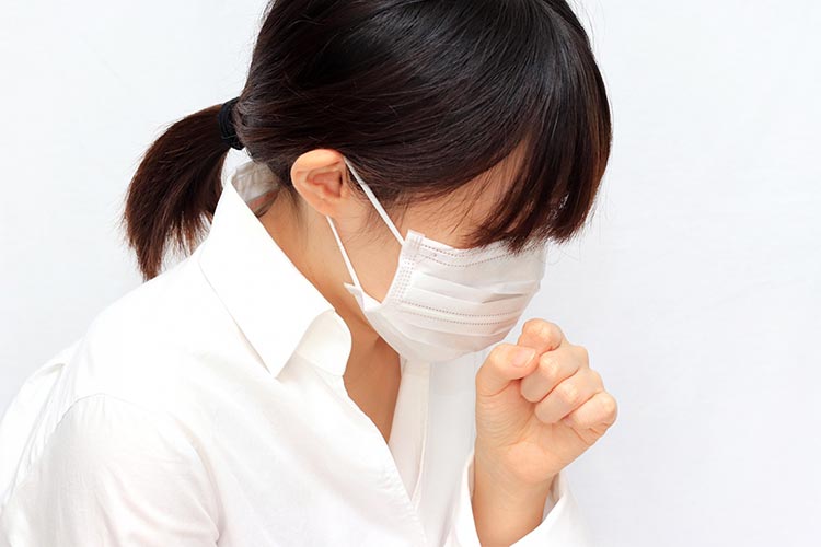 咳き込むイメージ写真